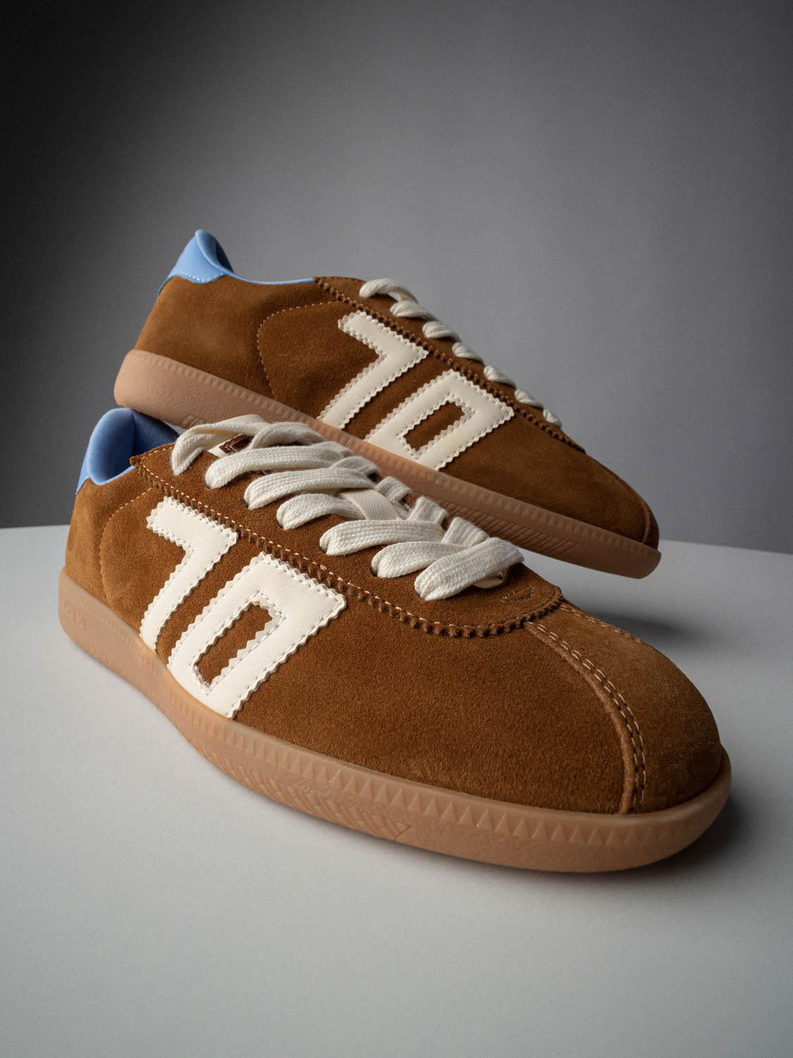 Καστόρινα sneakers BACK 70 σε ταμπά χρώμα με γαλάζιο δερμάτινο ρεβέρ και καφέ σόλα