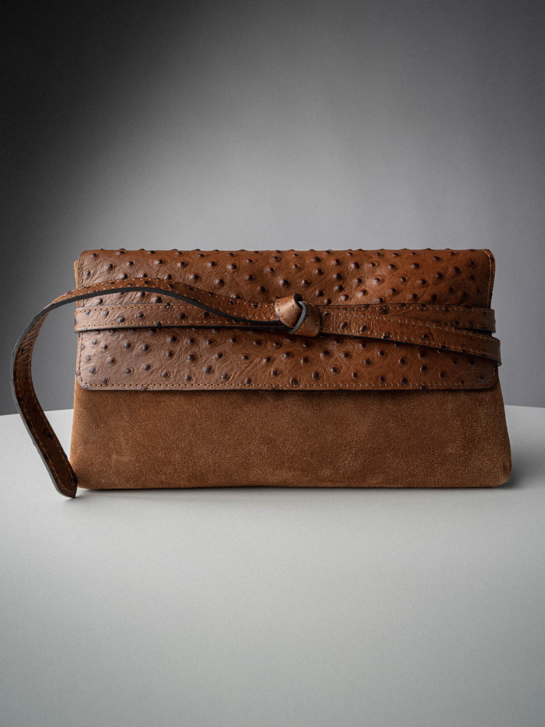 Δερμάτινος φάκελος clutch σε ταμπά με ανάγλυφη υφή και καστόρι